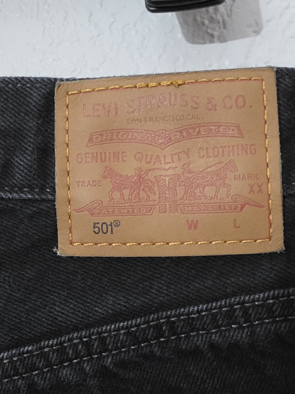 Levi's Black Distressed Denim Shorts High Rise 100% Cotton Womens 28 - Picture 3 of 9